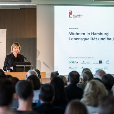 Senatorin Dr. Dorothee Stapelfeld bei Wohnbaukonferenz 2018 - Foto: Uwe Aufderheide © Architektur Centrum 